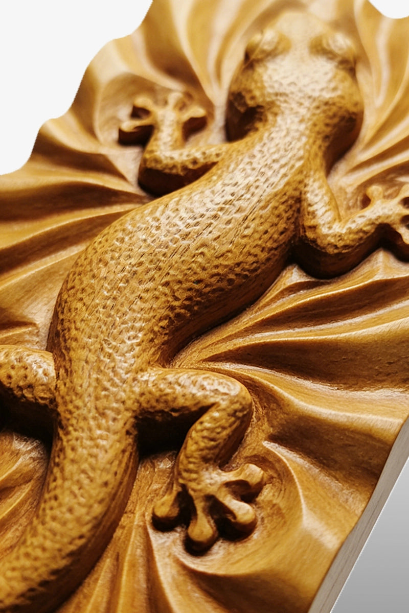 Gecko wood carving detail showing stippled skin texture and splayed toes